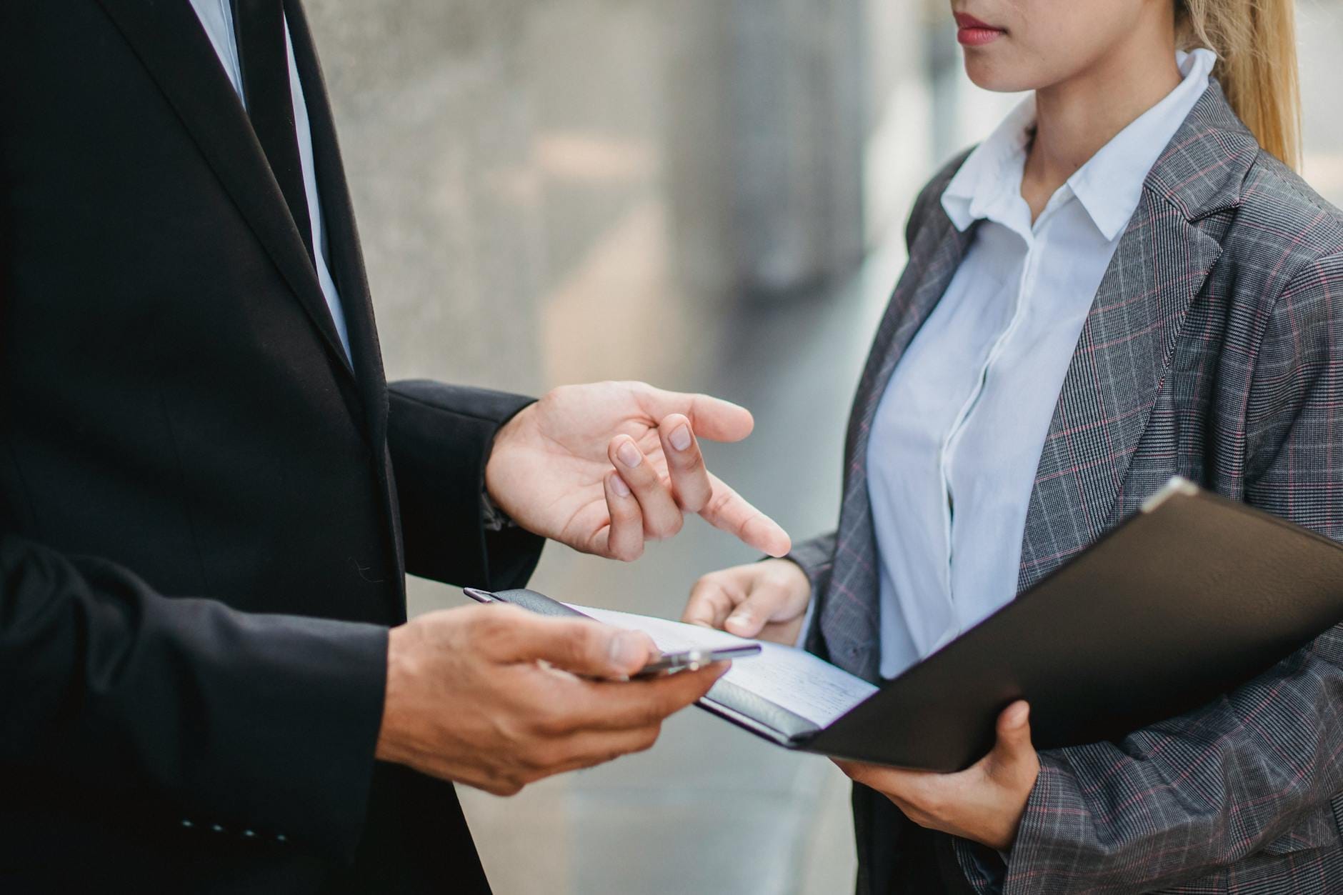 Biznesmen i bizneswoman omawiają negocjacje służbowe na zewnątrz